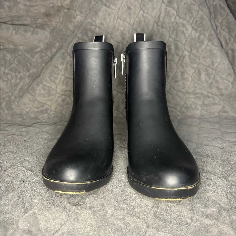 Trendy Lucky Brand Black Rubber Ankle Rain Boots with Zipper & Short Heel